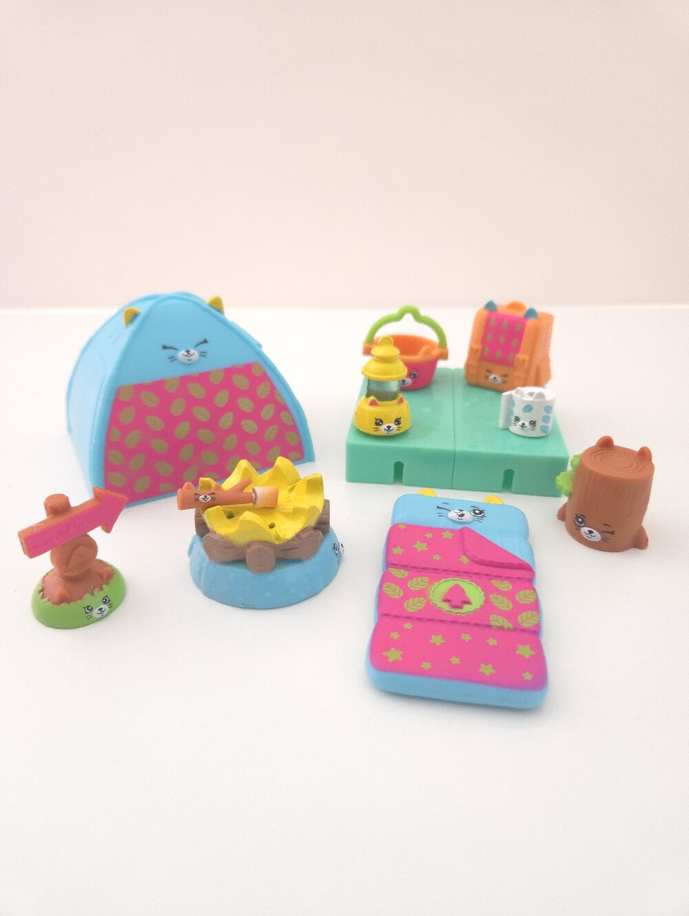 Shopkins Happy Places Cozy Kitty School Camp Decorator's Pack